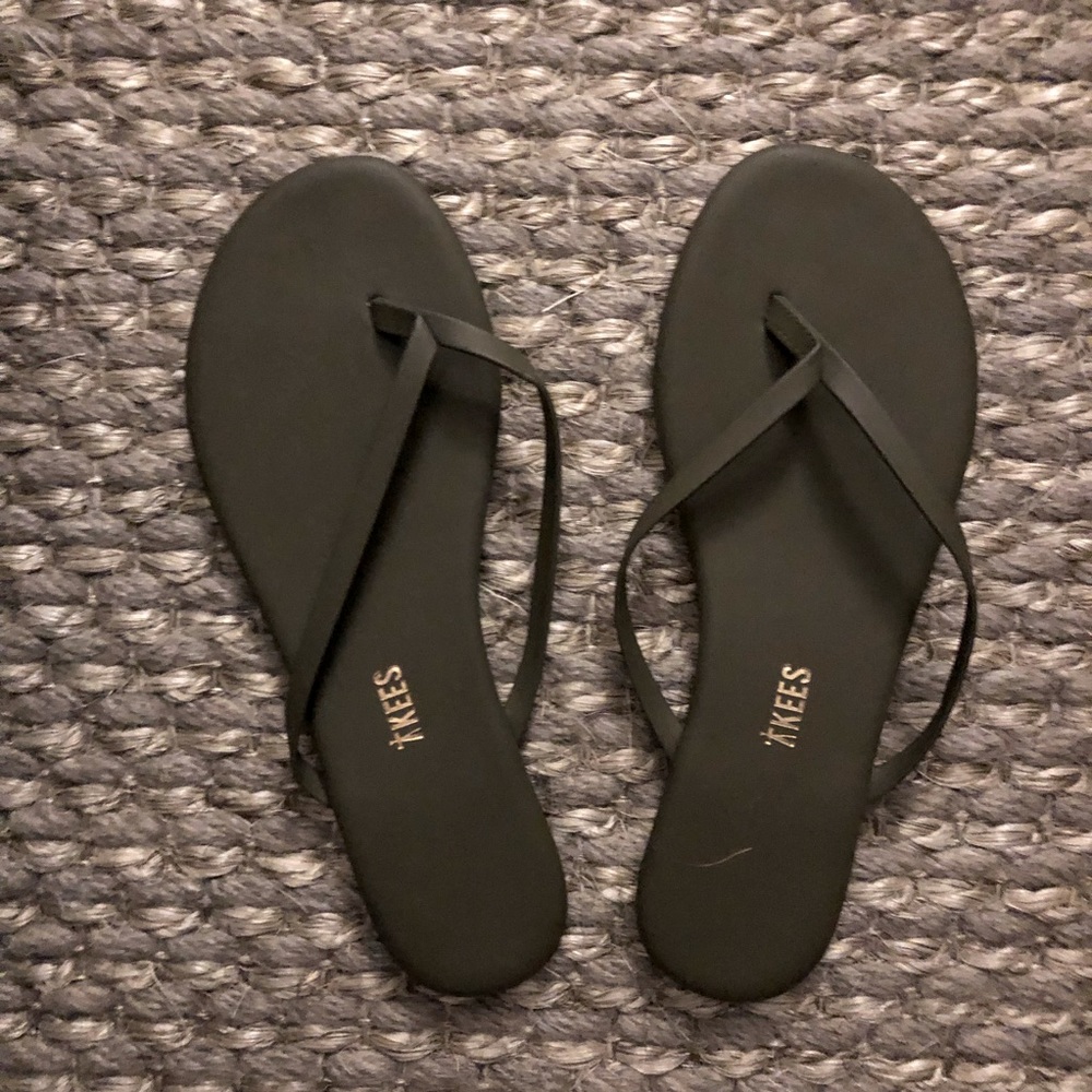 TKEES | size 7 olive flip flop